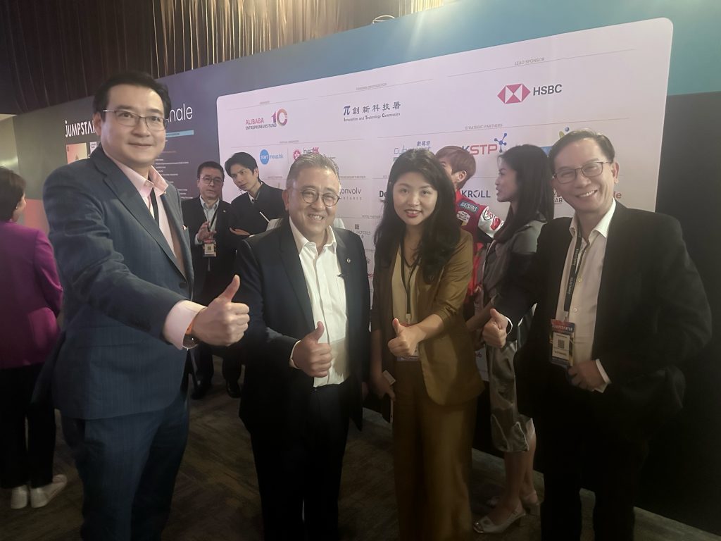 環(huán)亞集團創(chuàng)始人兼首席執(zhí)行官 宋海施（左二）與虹科CEO陳秋苑 （左三）